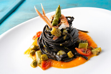 Deliziose linguine al nero di seppia con asparagi e scampi, Cucina Italiana