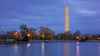 Obraz premium Views and reflections of the Washington Monument at dusk during fall
