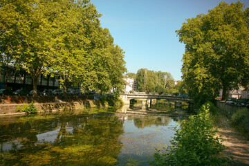 Fototapeta na wymiar Pont d'Auron à Bourges avec vue sur la rivière Auron, et les platanes, France