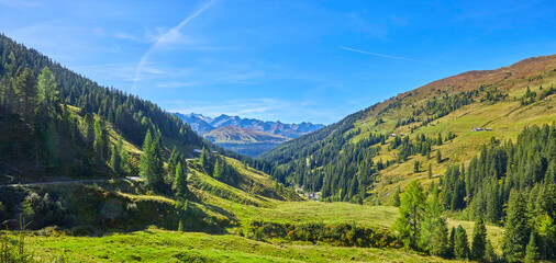 Schönes Bergpanorama im Salzburger Land oberhalb von Wald im Pinzgau,  Österreich.