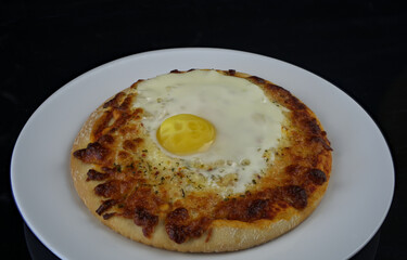four cheese pizza with tomato and egg