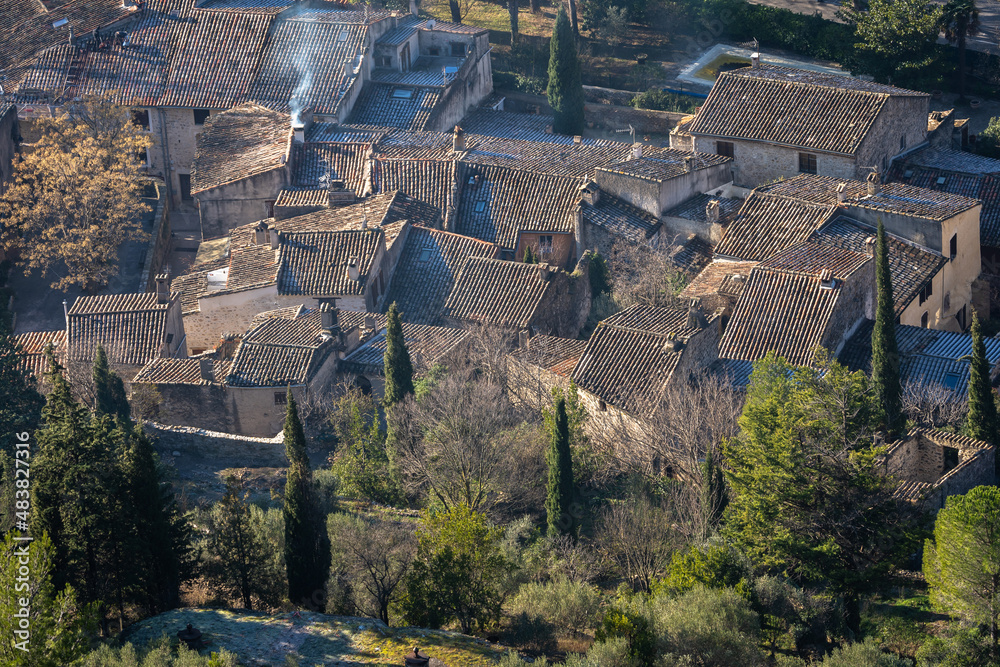 Wall mural vue aérienne sur les toits d'un village en hiver