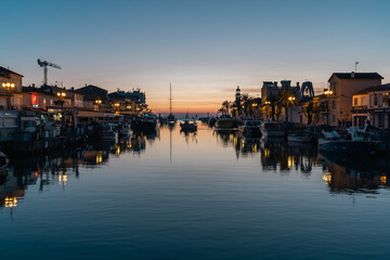 coucher de soleil sur un port m&eacute;diterran&eacute;en