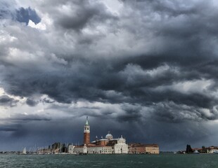 Fototapeta premium Kirche San Giorgio Maggiore bei düsterer Wolkenstimmung, Venedig, Italien