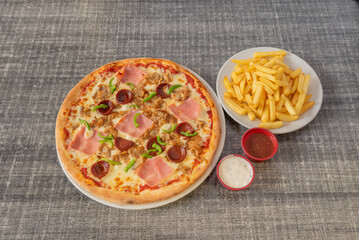 Menu pizza for one person with three canes and green pepper, sauces and chips