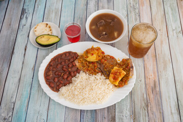 Flavor, aroma and color, all in the same recipe... Exquisite beef tongue bathed in a rich sauce with vegetables, red wine, olives and capers with rice and beans