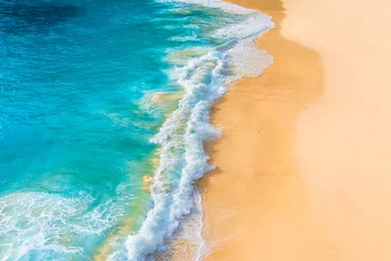 Foto auf Acrylglas Luftaufnahme Strand Küste als Hintergrund von oben. Hintergrund des blauen Wassers von der Draufsicht. Sommermeerblick aus der Luft. Reise- und Urlaubsbild.