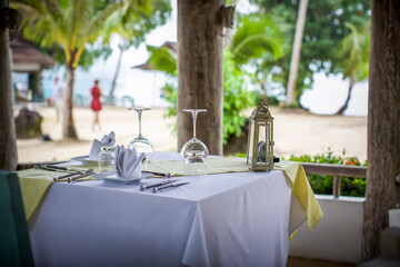 table pour diner en amoureux sur une plage paradisiaque en thailande