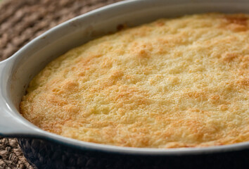 Pastel de carne y patata. Típico plato inglés. Comida caliente. Gratinado en fuenta de horno.