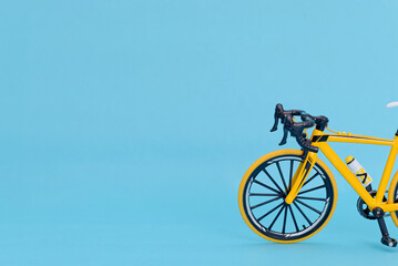 Fototapeta na wymiar Bicicicleta de montaña amarilla aislada sobre fondo azul.