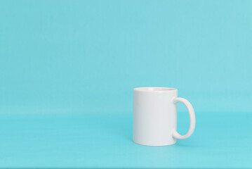 Taza blanca sobre fondo azul. Taza aislada.