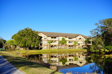 Obraz premium Tampa, Florida, USA, 12 10 2024: The winter foliage landscape of a beautiful apartment community at Tampa Palms, north of Tampa in Florida 