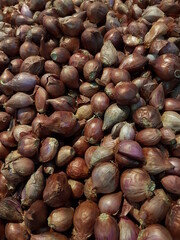 red onions for sale in the market