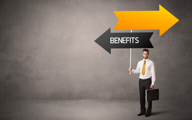 Obraz premium Young business person in casual holding road sign