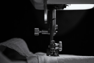 máquina de costura preto e branco