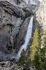 Obraz premium A waterfall in the rocks