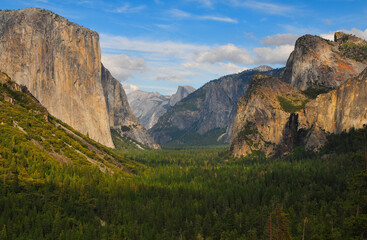 Fototapeta na wymiar Late summer at Tunnel View overlook, Yosemite National Park, California, USA