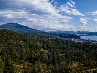 Fototapeta na wymiar Hermosas montañas, lago y bosque en Morelia, Zirahuen, Mexico