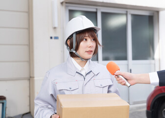 インタビュー　ダンボール箱と女性作業員