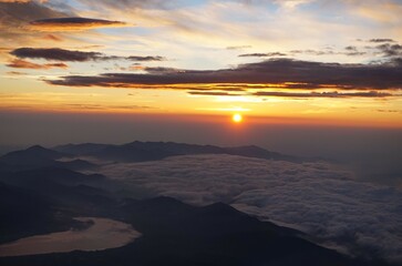 Fototapeta na wymiar 富士山山頂からの日の出