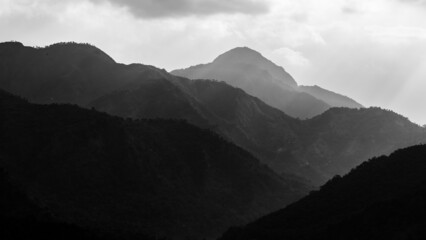 Obraz premium Panoramic view of Silhouette of mountains and mountain peaks with in black and white 