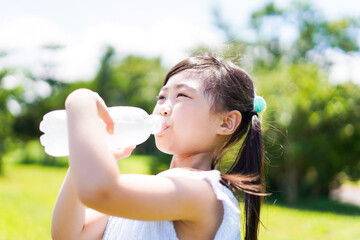 水分補給をする小さな女の子