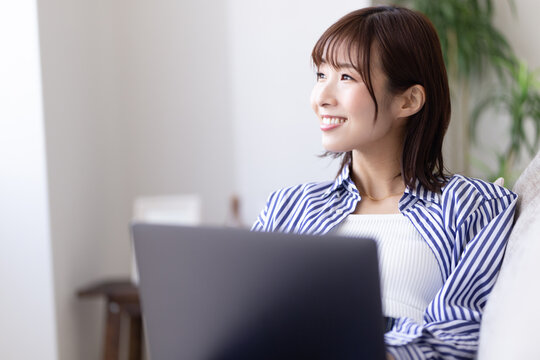 パソコンを操作する女性 の画像 50 8 件の Stock 写真 ベクターおよびビデオ Adobe Stock