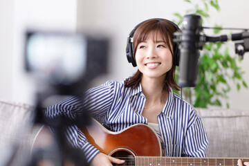 配信する女性