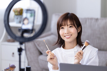 配信する女性