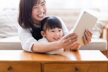 タブレットで遊ぶ親子
