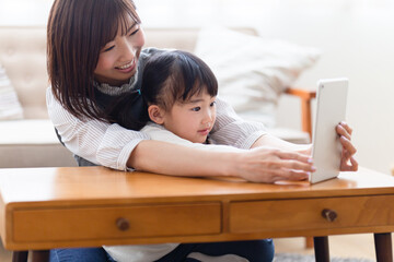 タブレットで遊ぶ親子