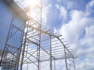 The process of building a steel frame with good planning and prioritizing work safety.