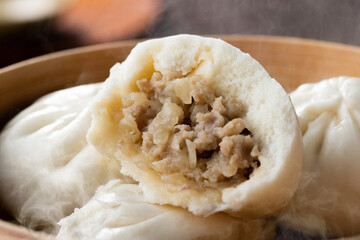 ほんわか湯気の立つ、ほっかほかの豚まん