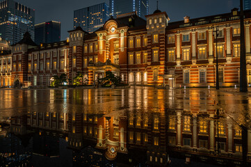 水たまりに反射する東京駅
