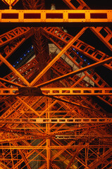 真下から見上げる東京タワー