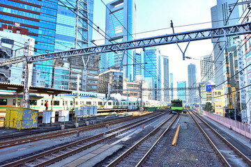Fototapeta premium 新橋駅に接近する山手線