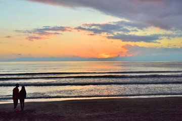 Fototapeta premium 片瀬西浜の夕景とサーファー