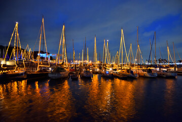 Obraz premium クリスマスにライトアップされる江の島ヨットハーバー