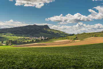 Vulkan Hohenstoffeln und das Dorf Weiterdingen im Hegau, Landkreis Konstanz, Baden-Württemberg, Deutschland