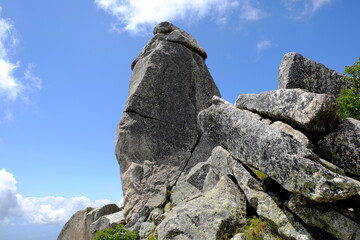 金峰山、五丈岩の裏側と青空