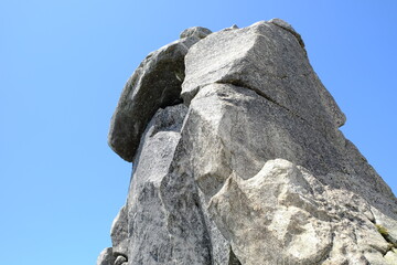金峰山の五丈岩の裏側アップと青空