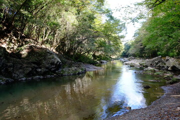飯能市の吾妻峡の光と影と反射