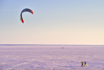 Winter kiting in Western Siberia. Learn to ride a kite