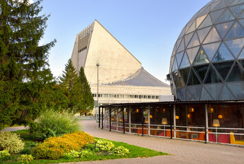 Obraz premium Globe Theater. The dome of the youth theater in the shape of a sail, the ball of a glass cafe in the park
