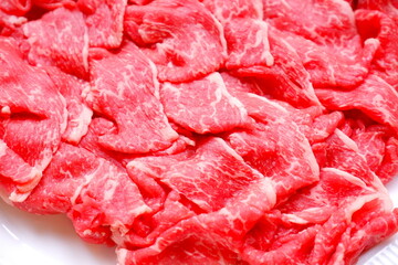 すき焼き用にスライスした牛肉
