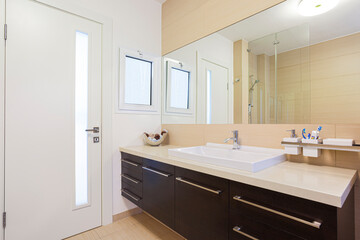 Fototapeta na wymiar Modern Bathroom With Big Mirror, Luxury Home