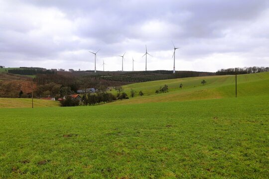 Blick auf die riesigen Windkraftanlagen auf dem Kohlberg bei Balve im Sauerland