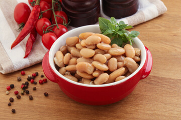 Whinte canned kidney beans in the bowl