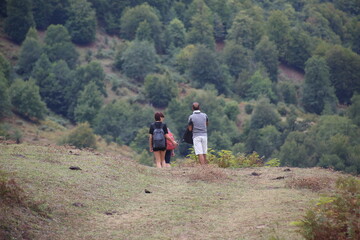 Obraz premium Traveler hiking in mountains clouds landscape