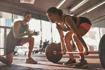 Trainer tell at black girl do deadlift in gym